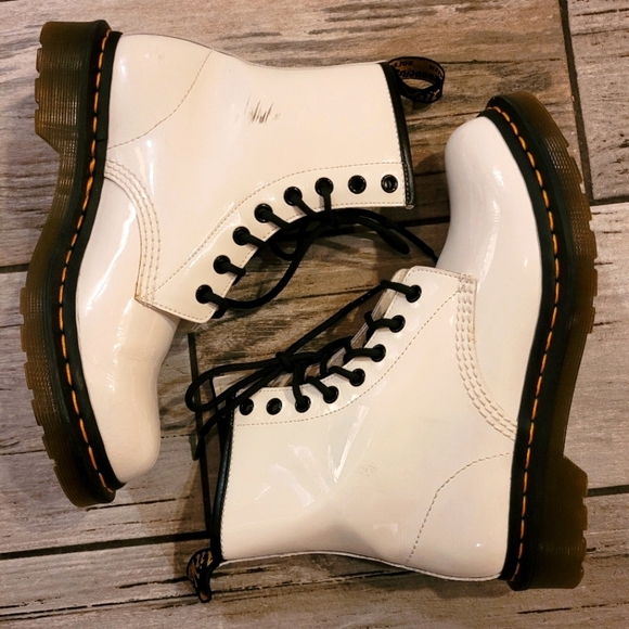 DR MARTENS 1460 Women's size 7 White smooth patent leather 8 eye lace-up boots - Picture 6 of 15